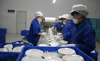 守護舌尖上的安全 突擊檢查餐飲具消毒服務單位紀實